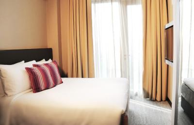 اکوئین هتل پایا لبار