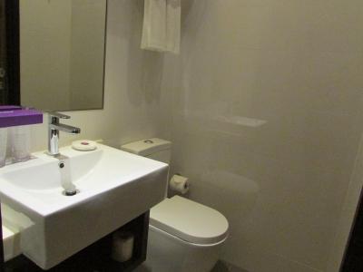 اکوئین هتل پایا لبار