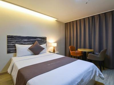 بنیکیا پرمیر هتل برنوی