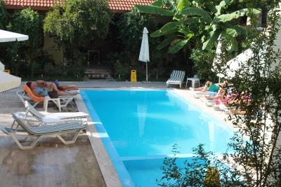 هادریان گات هتل