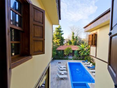 هادریان گات هتل