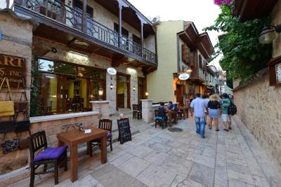 هادریان گات هتل