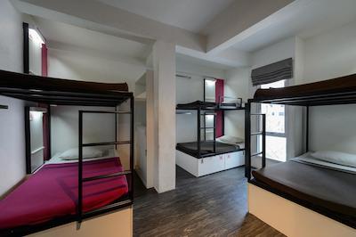 چکین بانکوک هاستل