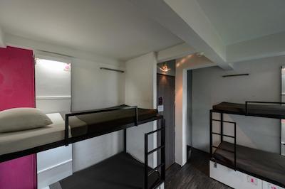 چکین بانکوک هاستل