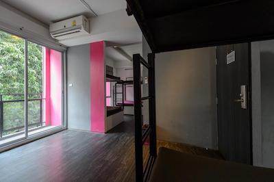 چکین بانکوک هاستل