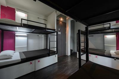 چکین بانکوک هاستل