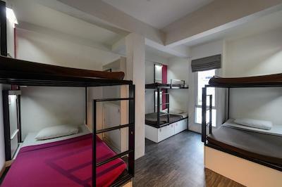 چکین بانکوک هاستل