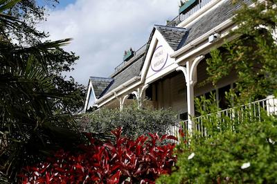 امبلسید اسالوتیشن هتل اند اسپا بو پرمیر کالکشن