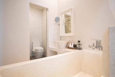 لیتل نیونیا هتل