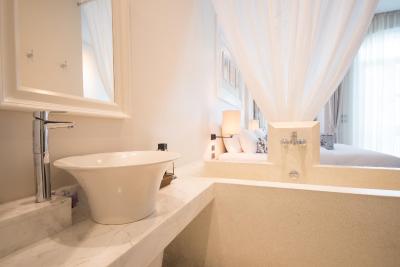 لیتل نیونیا هتل