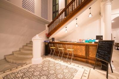 لیتل نیونیا هتل