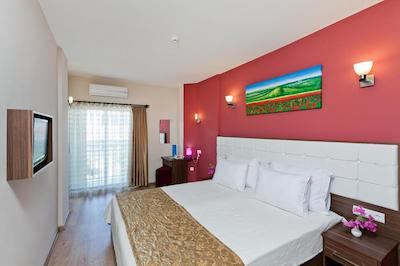 تما لارا هتل