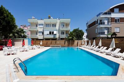 تما لارا هتل