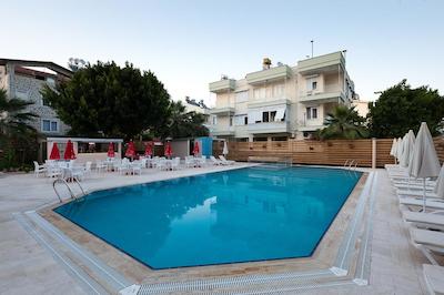 تما لارا هتل