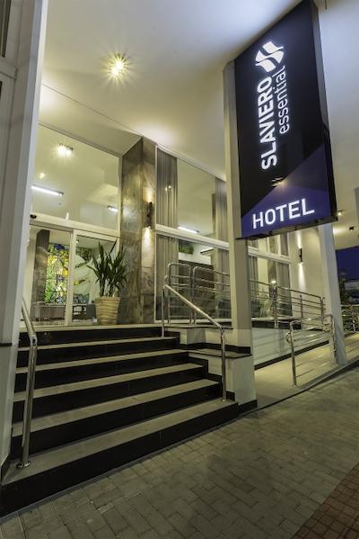 اسلاویرو اسنتیال بلومناو