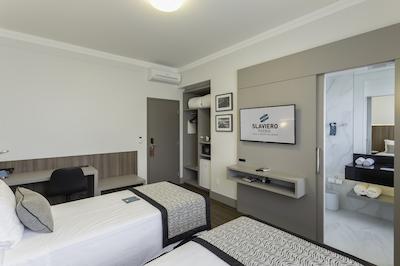 اسلاویرو اسنتیال بلومناو