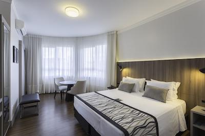 اسلاویرو اسنتیال بلومناو