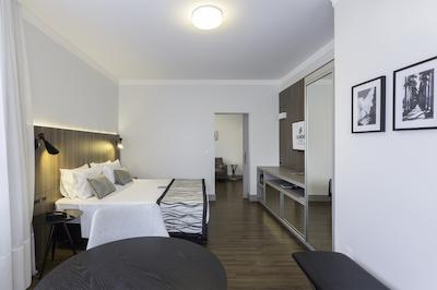 اسلاویرو اسنتیال بلومناو