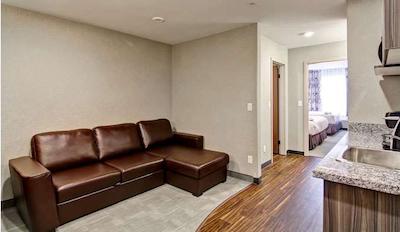 هم این اند سویتز ساسکاتون اسود