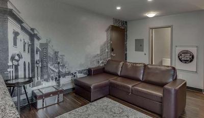 هم این اند سویتز ساسکاتون اسود