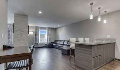 هم این اند سویتز ساسکاتون اسود