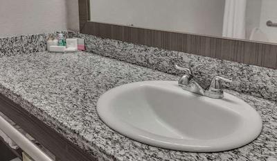 هم این اند سویتز ساسکاتون اسود