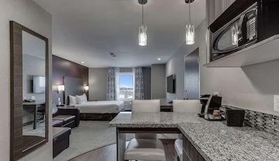 هم این اند سویتز ساسکاتون اسود