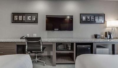 هم این اند سویتز ساسکاتون اسود