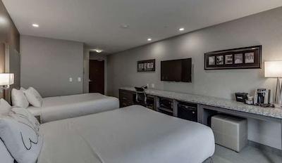 هم این اند سویتز ساسکاتون اسود