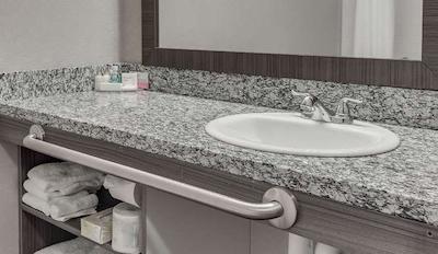 هم این اند سویتز ساسکاتون اسود