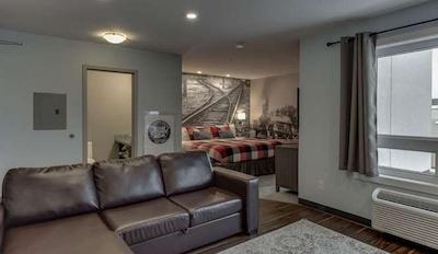 هم این اند سویتز ساسکاتون اسود