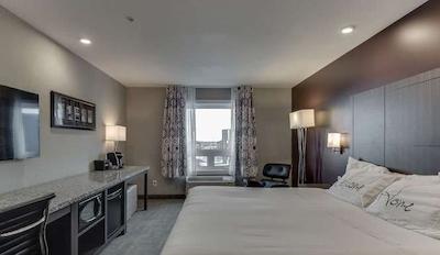 هم این اند سویتز ساسکاتون اسود