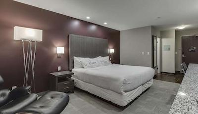 هم این اند سویتز ساسکاتون اسود