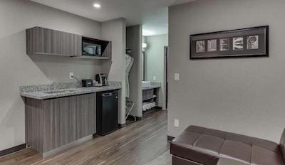 هم این اند سویتز ساسکاتون اسود