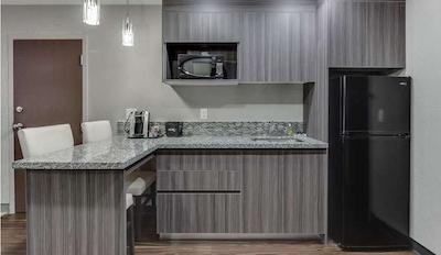 هم این اند سویتز ساسکاتون اسود