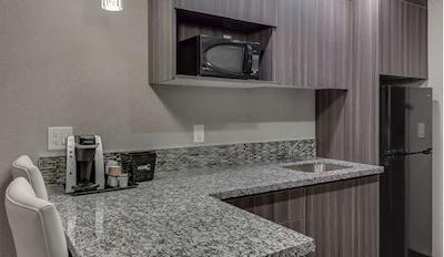 هم این اند سویتز ساسکاتون اسود