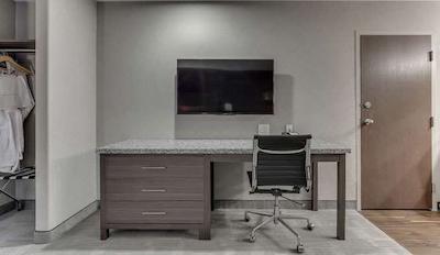 هم این اند سویتز ساسکاتون اسود