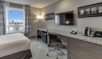 هم این اند سویتز ساسکاتون اسود