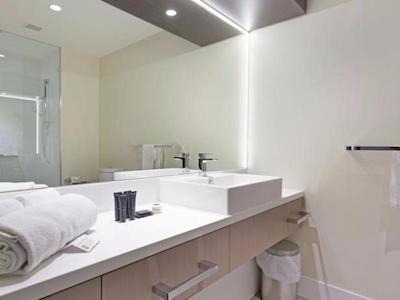 کالاموال هتل سویتز اند کنفرنس سنتر