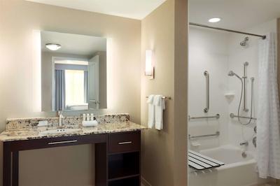 هموود سویتز بای هیلتون فردریک