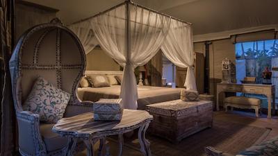 خوان بیچ ریزرت-پول ویلاز اند گلامپینگ هتل