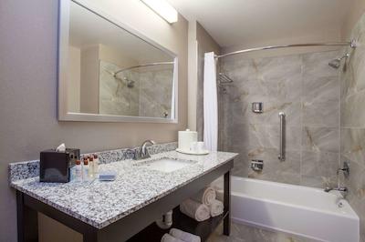 وینگات بای ویندهام لدوک ادمنتون آیرپرت