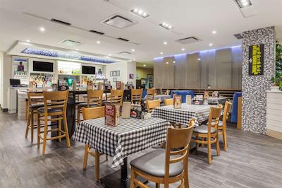 وینگات بای ویندهام لدوک ادمنتون آیرپرت