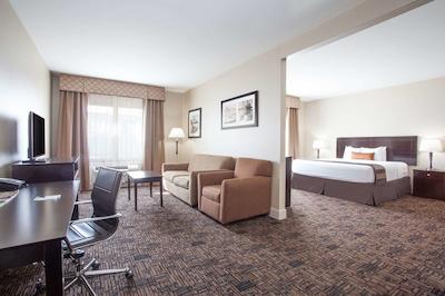 وینگات بای ویندهام لدوک ادمنتون آیرپرت