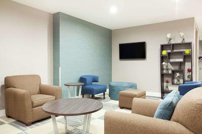 وینگات بای ویندهام لدوک ادمنتون آیرپرت