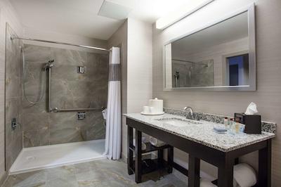 وینگات بای ویندهام لدوک ادمنتون آیرپرت