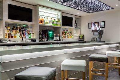 وینگات بای ویندهام لدوک ادمنتون آیرپرت