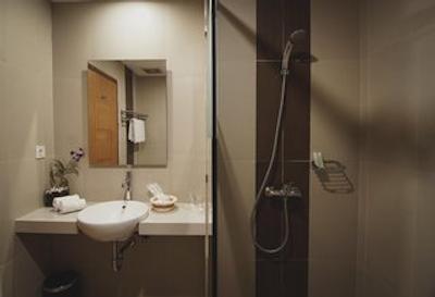 گولدن تولیپ اسنتیال بلیتونگ هتل