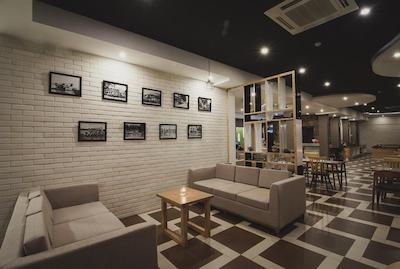 گولدن تولیپ اسنتیال بلیتونگ هتل