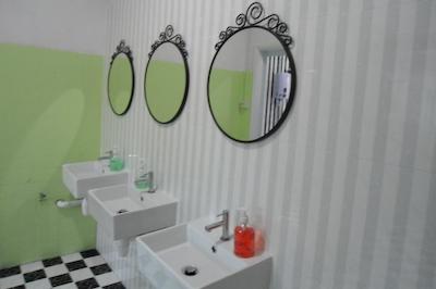 تراولر@اسگ-هاستل